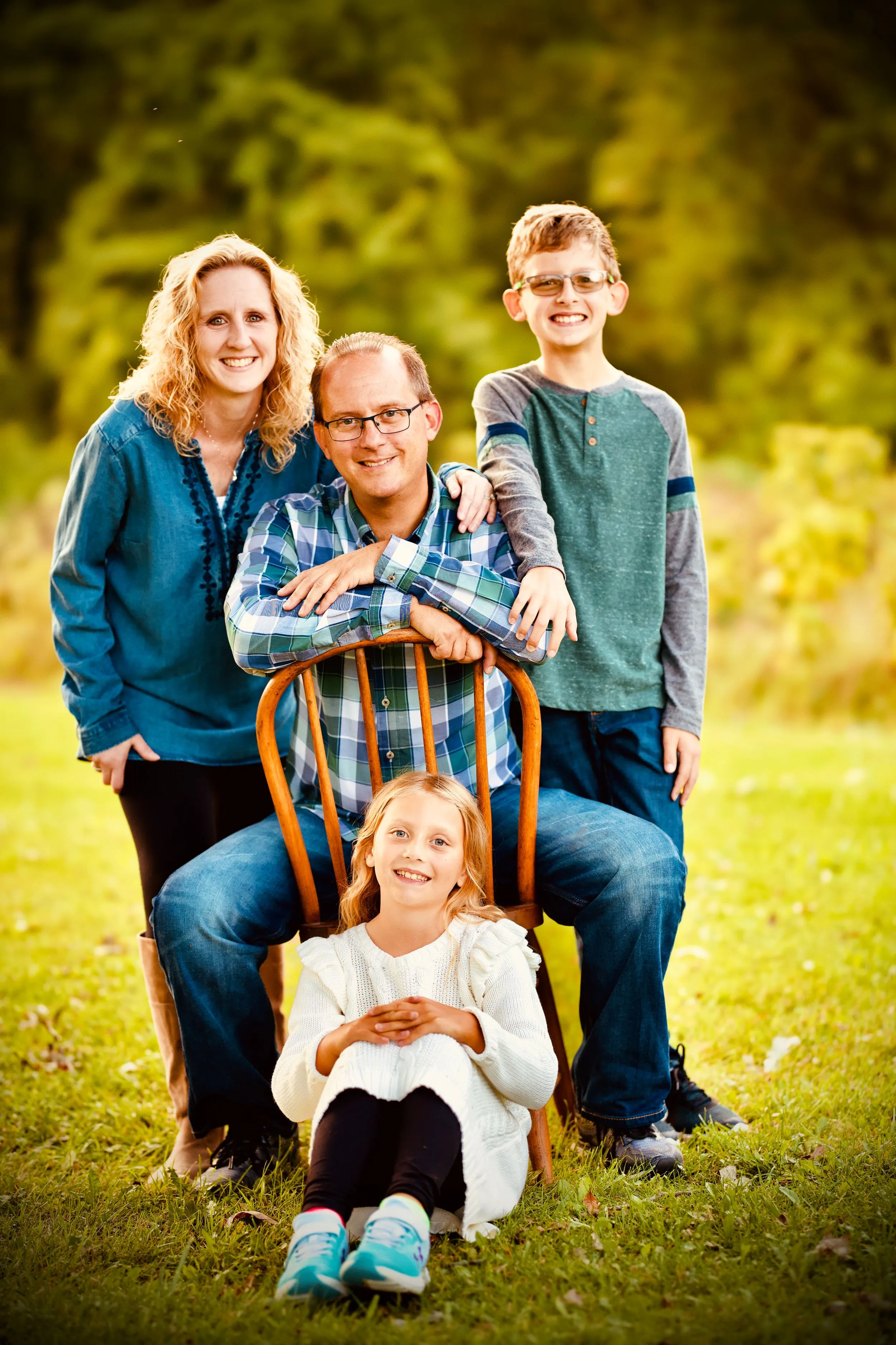 Outdoor family portrait, Sussex WI — photo 1 by Doug Cravillion Photography